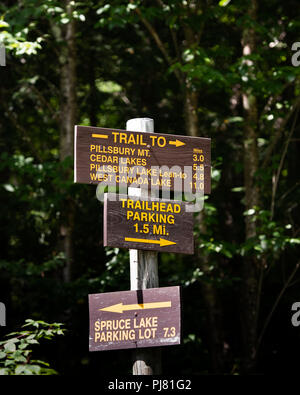 La signalisation routière en compensation Perkins dans les Adirondacks, NY, USA Banque D'Images