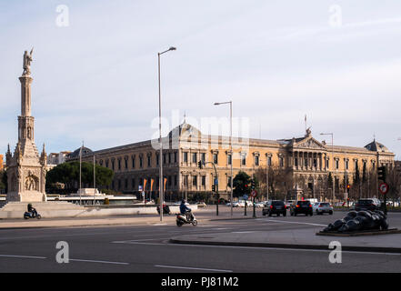 Estatua de Colón y Biblioteca Nacional. Madrid. España Banque D'Images