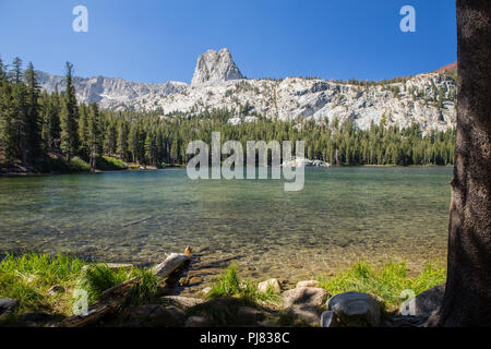 Le Lac George avec le célèbre rocher de cristal s'élevant au-dessus dans un ciel bleu. Partie de Mammoth Lakes Californie USA Banque D'Images