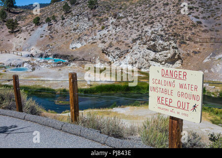 Hot Creek fait partie de la longue vallée Caldera héberge un système hydrothermal actif qui comprend des sources chaudes, fumerolles évents et les dépôts minéraux Banque D'Images