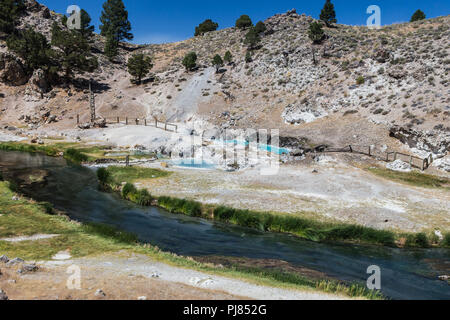 Hot Creek fait partie de la longue vallée Caldera héberge un système hydrothermal actif qui comprend des sources chaudes, fumerolles évents et les dépôts minéraux Banque D'Images