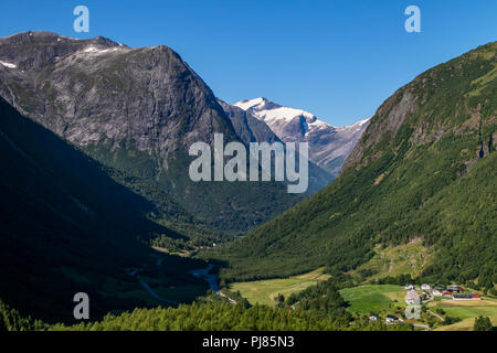 Paysage norvégien avec des montagnes. Banque D'Images