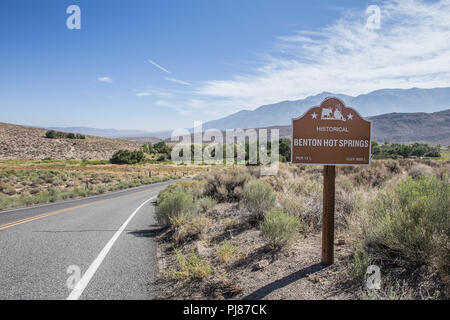 Signe de la route historique à Benton Hot springs montrant une population de 13 ans et demi, sur l'autoroute 120 en Californie USA Banque D'Images