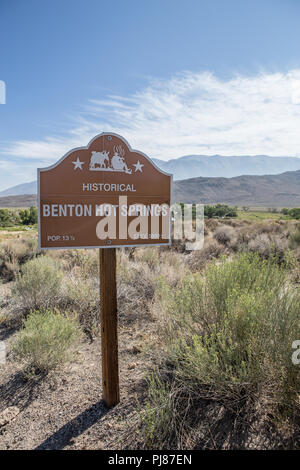 Signe de la route historique à Benton Hot springs montrant une population de 13 ans et demi, sur l'autoroute 120 en Californie USA Banque D'Images