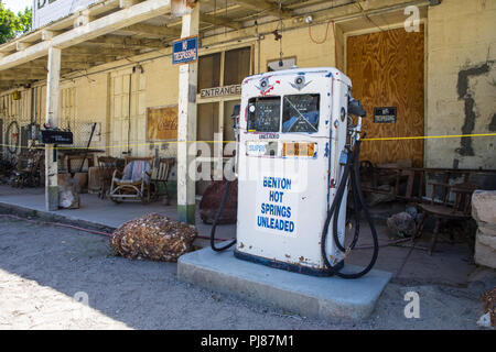 Ancienne pompe à essence à l'extérieur d'un magasin général, sur la route 120 à Benton Hot springs California USA Banque D'Images