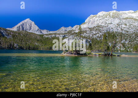 L'eau claire au 2ème lac sur le Hilton Lakes Trail dans la partie Est de la Sierra Nevada en Californie USA Banque D'Images
