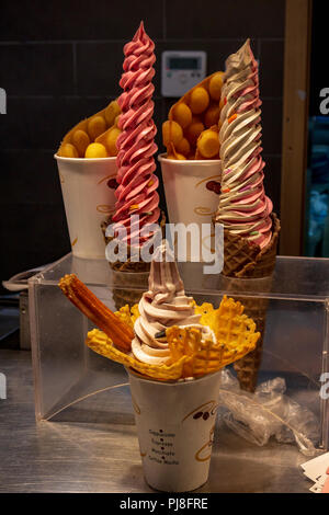 L'article de la crème glacée fraîchement préparée et jus de fruits tropicaux en vitrine de comptoir dans le marché Banque D'Images