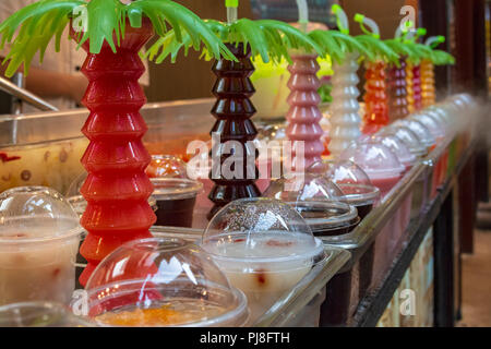 L'article de jus fraîchement préparés à partir de fruits tropicaux en vitrine de comptoir dans le marché chinois Banque D'Images