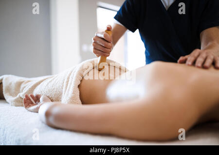 Masseur masseuse bien-être traiter au saloon Banque D'Images