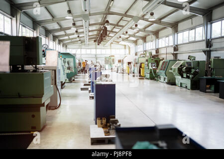 Usine industrielle avec les machines CNC Banque D'Images