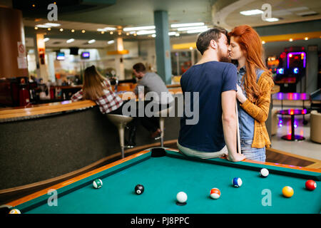 Beau couple billard bar Banque D'Images