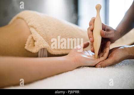 Masseur masseuse le traitement de bien-être moderne au saloon Banque D'Images