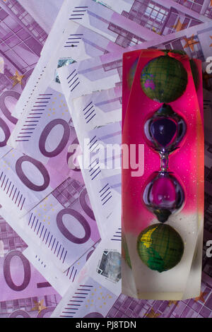 Billets en euros, la couleur avec hourglass monde sur 500 Note de fond. Concept - le temps du voyage Banque D'Images