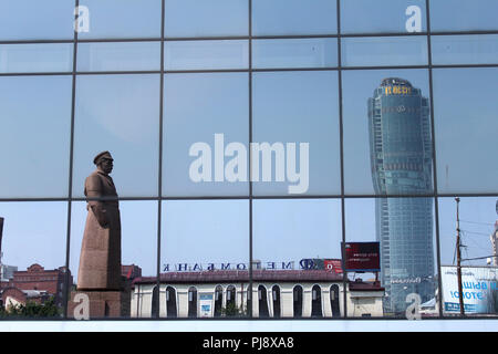 Statue de peuple Ivan Malyshev et le gratte-ciel Vysotsky, Yekaterinburg, Russie Banque D'Images