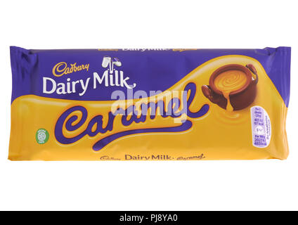 Bar de Cadbury dairy milk chocolate caramel sur fond blanc Banque D'Images