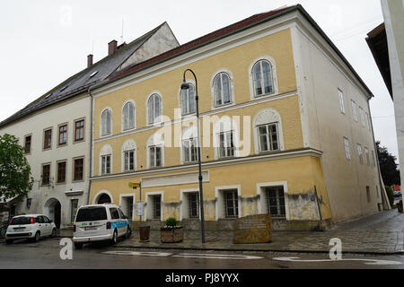 Geburtshaus von Hitler mit Mahnstein, Braunau am Inn, Innviertel, Oberösterreich, Autriche Banque D'Images