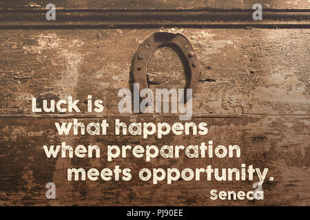 Célèbre philosophe romain ancien imprimé sur devis porte en bois vintage avec fer à cheval rouillé pendu au-dessus Banque D'Images