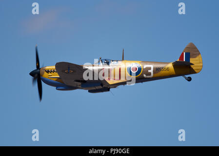 Supermarine Spitfire IX de la Royal Air Force Battle of Britain Memorial Flight volant au Royal International Air Tattoo, riat, RAF Fairford Banque D'Images