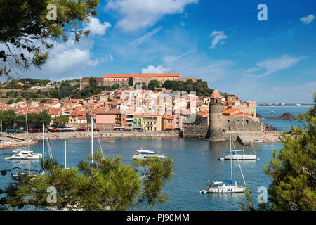 Vue sur la baie et tour de la france ville de Collioure avec Harbour Banque D'Images