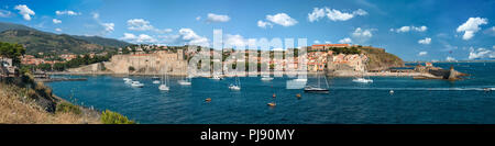 Collioure large panorama sur la baie Castle Harbour Beach et Tour de la ville française france Banque D'Images