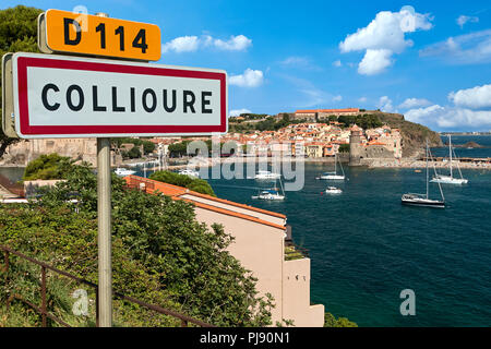 Vue sur la baie et tour de la france ville de Collioure avec le panneau de la commune et du port Banque D'Images
