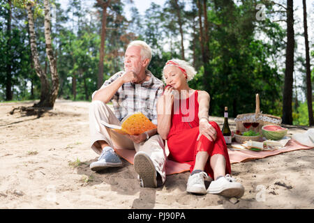 Couple de personnes âgées se sentir inspiré et réfléchi sitting on beach Banque D'Images