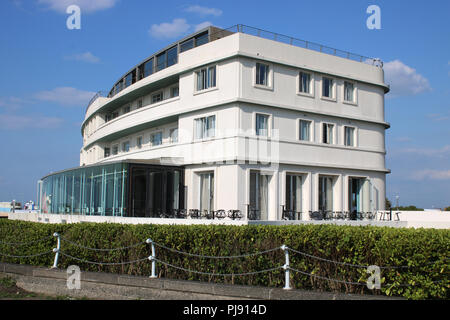 Vue sur la promenade de Morecambe le côté bombé de l'emblématique, l'art déco de l'hôtel Midland qui donne sur la baie de Morecambe, Morecambe, Lancashire, Royaume-Uni. Banque D'Images