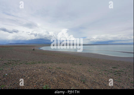 L'Khyargas Nuur, un lac d'eau salée dans le district, la Mongolie. Khyargas Campertruck garé en regard de l'Overlander Banque D'Images