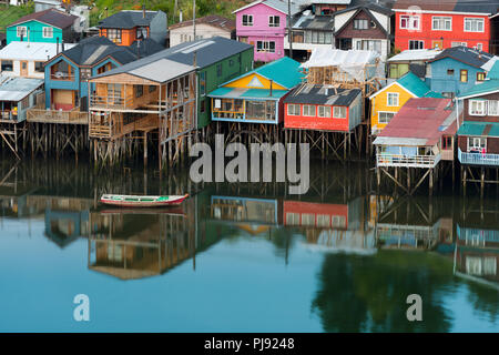 Des maisons sur pilotis traditionnelles savent comme palafitos dans la ville de Castro à l'île de Chiloé, dans le sud du Chili Banque D'Images