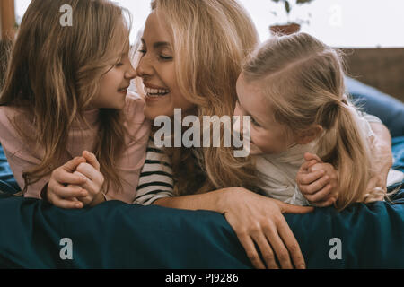 Mère joyeuse passer du temps avec ses filles Banque D'Images