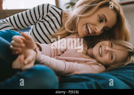 Belle femme joyeuse passer du temps avec sa fille Banque D'Images