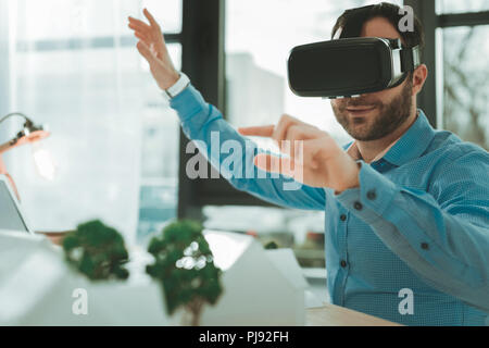 Smart positive man à l'aide de lunettes de réalité virtuelle Banque D'Images