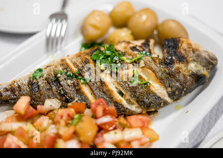 Grillades de Poisson d'or portugais traditionnel, servi avec des pommes de terre et salade de tomates Banque D'Images