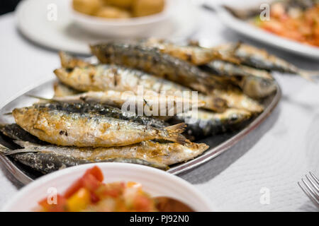 Sardines grillées servies avec salade et pommes de terre dans le restaurant portugais Banque D'Images