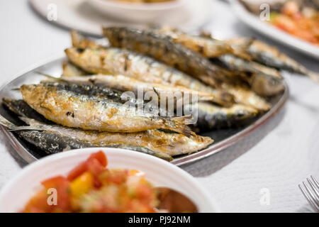 Sardines grillées servies avec salade et pommes de terre dans le restaurant portugais Banque D'Images
