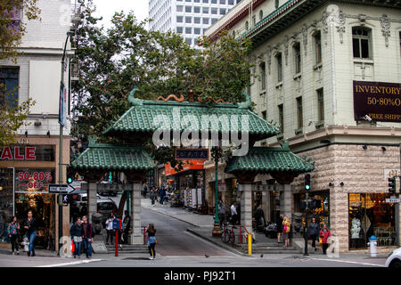 Gateway Arch Monument marquant l'entrée du Chinatown de San Francisco emblématique du quartier. Dragon Gate. Banque D'Images