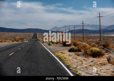 La State Route 190 en direction est vers Death Valley National Park en Californie, USA. Banque D'Images