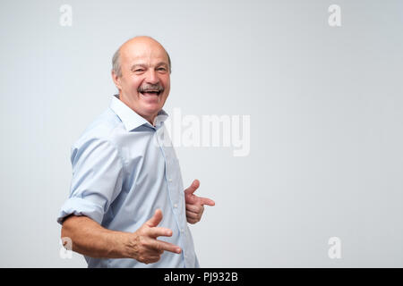 Portrait de jeune homme très excité, célébrer la victoire avec main levée et crier Banque D'Images