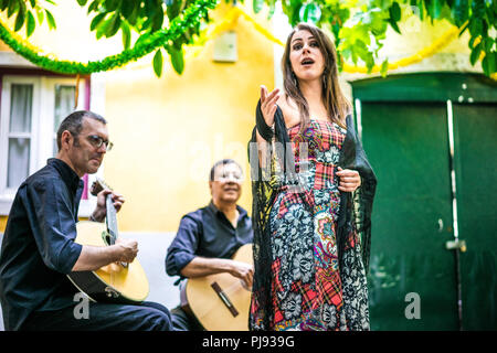 Fado groupe jouant de la musique traditionnelle portugaise dans la cour d'Alfama, Lisbonne, Portugal Banque D'Images