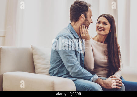 Plaisir de femme positive face à son mari Banque D'Images