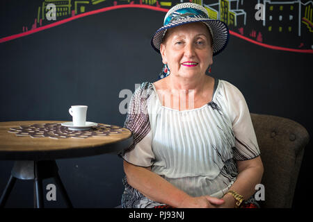 Personnes âgées concernées woman drinking coffee in the cafe place Banque D'Images