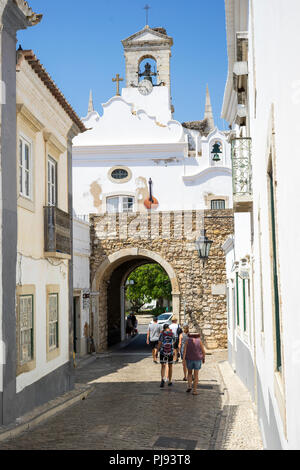 Arco da Vila gateway menant à la vieille ville de Faro, Algarve, Portugal Banque D'Images