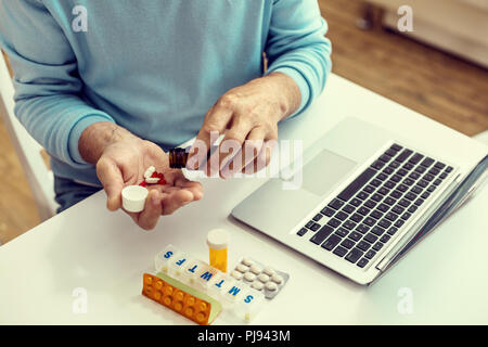 Close up of elderly man il prend ses médicaments Banque D'Images