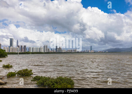 Skyline de la ville de Shenzhen à partir de la baie de Shenzhen, la première zone économique spéciale de la Chine, avec des gratte-ciel et nuages, Province de Guangdong, Chine Banque D'Images