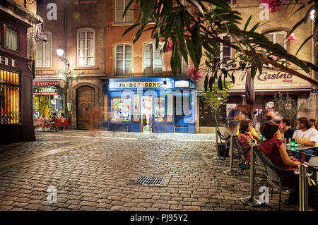 LYON, FRANCE - Le 21 août 2018 : saint Jean dans le vieux Lyon, quartier de la vieille ville typique et célèbre de la ville de Lyon par nuit. Les gens sur le Banque D'Images