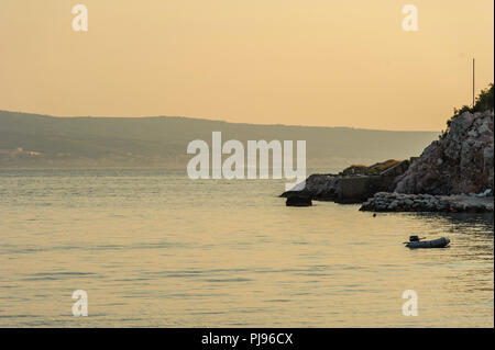 Coucher du soleil sur la côte Adriatique avec l'île de Brac dans l'arrière-plan Banque D'Images