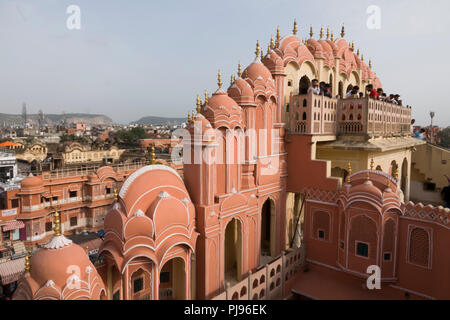 Les touristes sur l'affichage de la plate-forme à la partie supérieure de l'Hawa Mahal Palace dans la ville rose de Jaipur, Rajasthan, Inde Banque D'Images