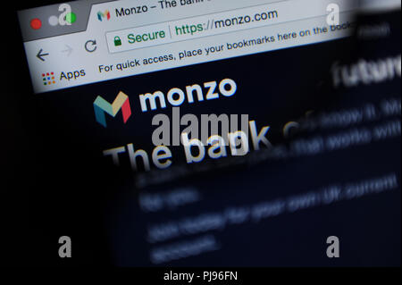 Le site web de Monzo vu à travers une loupe Banque D'Images