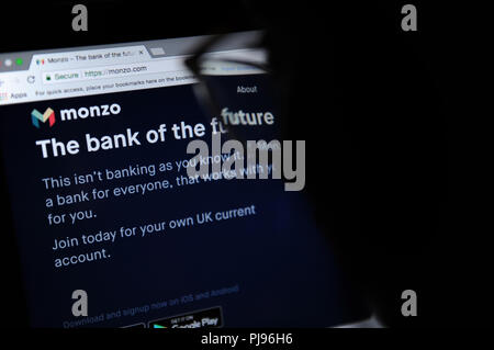 Le site web de Monzo vu à travers une loupe Banque D'Images