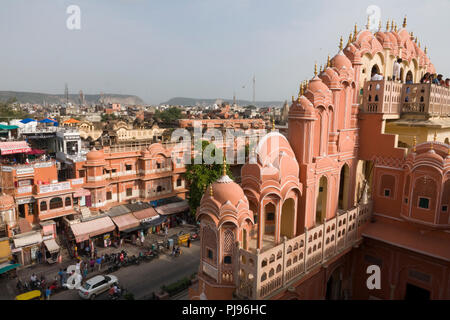 Les touristes sur l'affichage de la plate-forme à la partie supérieure de l'Hawa Mahal Palace dans la ville rose de Jaipur, Rajasthan, Inde Banque D'Images